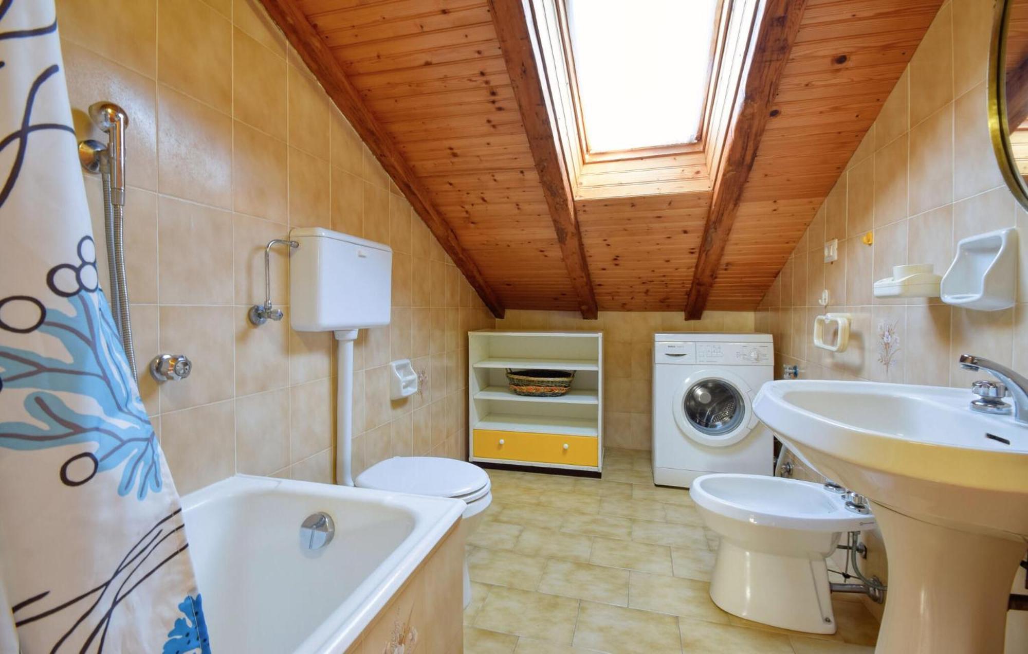 2 Bedroom Stunning Apartment In Moneglia Exterior foto